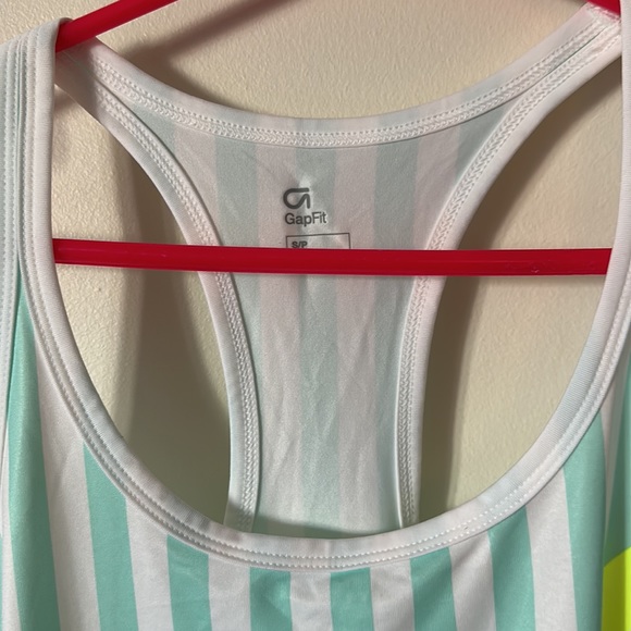 Gap fit performance tank NWT - Picture 2 of 3